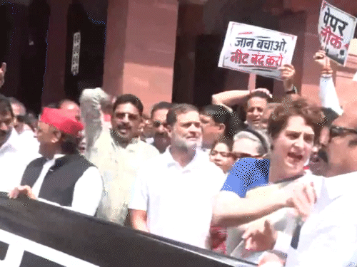 सोनिया गांधी, राहुल, प्रियंका, खरगे आणि अखिलेश यादव निदर्शनांमध्ये सहभागी झाले.