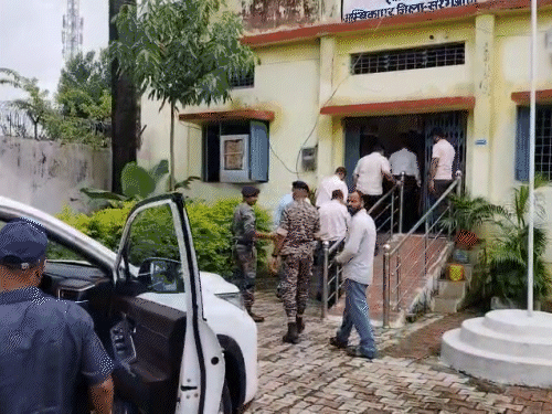 मामले की जानकारी मिलते ही कलेक्टर अजीत वसंत और पुलिस अधिकारी हाउस ऑफ सेफ्टी पहुंचे।