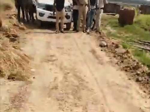 17 जून की सुबह करीब 8 बजकर 45 मिनट पर भरत तिवारी ने हथियार फेंककर सरेंडर कर दिया था।