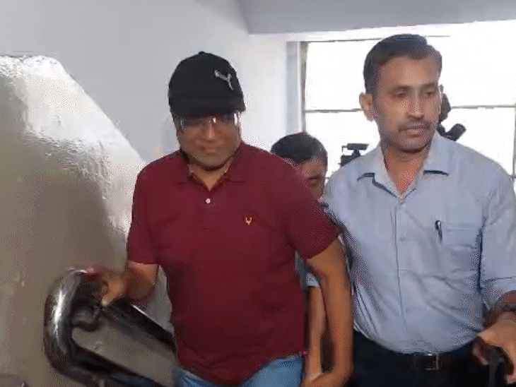 एसीबी अधिकारियों का दावा है कि उनके पास रिटायर्ड आईएएस के खिलाफ घोटाले में शामिल होने के पूरे सबूत हैं।