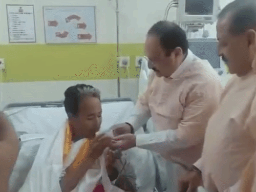 सोनम वांगचुक ने जेपी नड्डा और जितेंद्र सिंह की मौजूदगी में गुरुवार देर रात मेदांता अस्पताल में अनशन तोड़ा। - Dainik Bhaskar