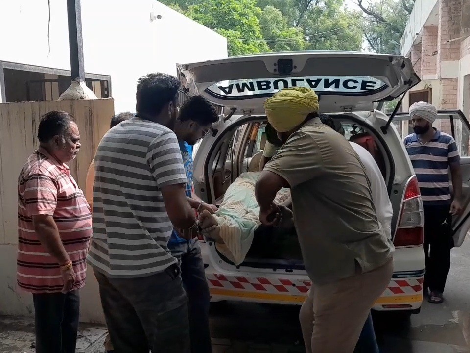 शव को मोर्चरी में रखवाते मोहल्ला निवासी।