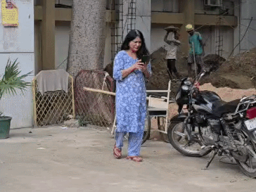सिविल अस्पताल में विलाप करती उदिता की मां।