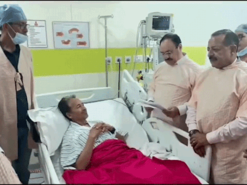 सोनम वांगचुक को सरकार की ओर से जारी लिखित आश्वासन पढ़कर सुनाते केंद्रीय मंत्री जेपी नड्‌डा।