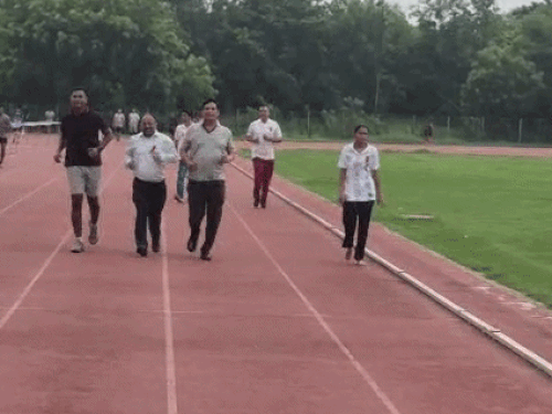 फरीदाबाद के स्पोर्ट्स कॉम्प्लेक्स में रेड रन मैराथन में दौड़ लगाते हुए सीएमओ जंयत आहूजा। - Dainik Bhaskar