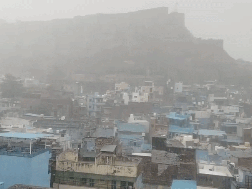 फोटो जोधपुर शहर का है। बारिश के दौरान शहर से मेहरानगढ़ फोर्ट भी धुंधला नजर आया।