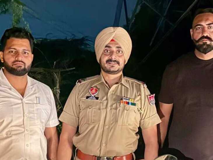 तस्कर के बारे में जानकारी देती एएनटीएफ की टीम।