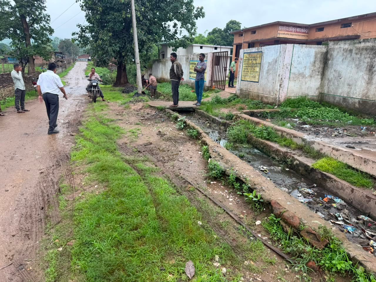 स्वास्थ्य विभाग की टीम गांव पहुंची।