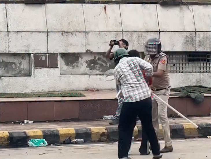 बिना वर्दी और बिना चप्पल पहने ये शख्स लगातार डंडे से वार करता भी नजर आया. उसने अपना चेहरा छिपाने या सुरक्षा के लिए हेलमेट पहना था, जो आमतौर पर पुलिस या सुरक्षा बल पहनते हैं