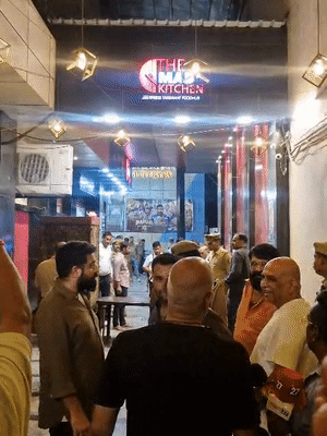 यह वही रेस्टोरेंट है, जहां संजय अपने दोस्तों के साथ खाना खाने आया था।