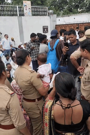 लखनऊ में 69 हजार शिक्षक भर्ती के प्रदर्शन के दौरान एक महिला अभ्यर्थी अपनी छोटी बच्ची को लेकर पहुंची।