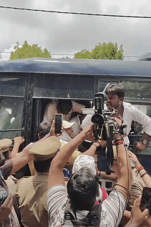 प्रदर्शन कर रहे अभ्यर्थियों और पुलिस के बीच धक्का-मुक्की हुई।