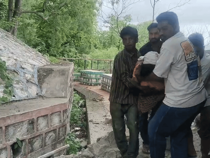 बड़ी मुश्किल से फंसे लोगों को निकाला गया