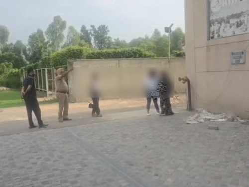 पुलिस युवतियों को पकड़कर थाने ले गई है।