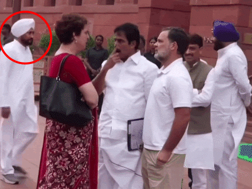 यह फोटो कुछ दिन पहले मानसून सेशन की है, जिसको लेकर दावा किया गया कि राहुल गांधी ने संसद भवन परिसर में चन्नी को इग्नोर किया।