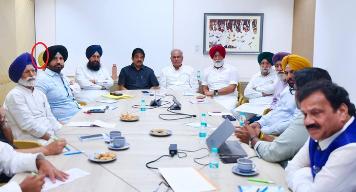 पीछे हट गए चन्नी: मीटिंग में जब सब नेता सामने देख रहे थे और उनकी फोटो खींची जा रही थी तो चन्नी पीछे हट गए, जिससे उनका चेहरा राजा वड़िंग के पीछे छुप गया।