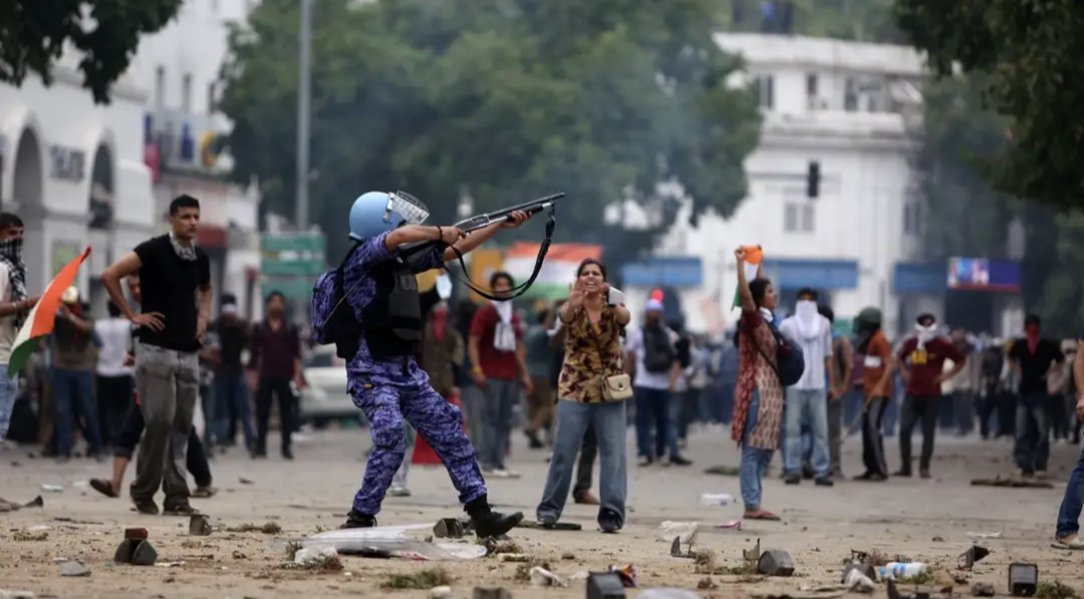 दावा किया जा रहा है कि RAF जवानों ने पैलेट गन का इस्तेमाल किया था। फोटो सोर्स- सोशल मीडिया