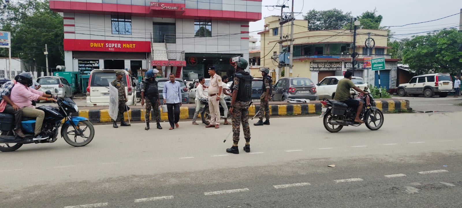 सुरक्षा व्यवस्था को देखते हुए चप्पे पर तैनात किए गए हैं पुलिस बल के जवान।