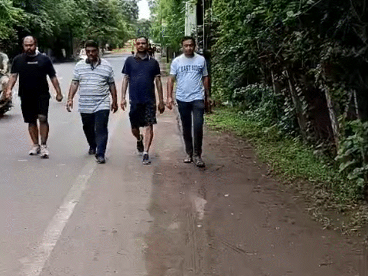 Vijay used to go for a walk with friends every morning.