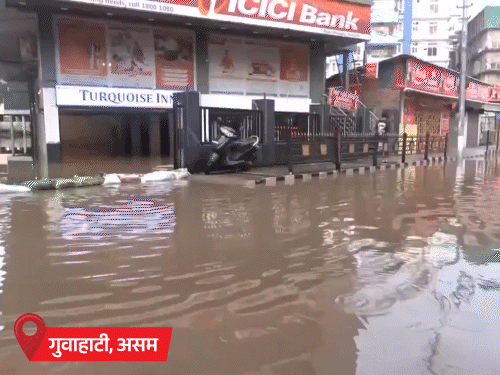 असम के गुवाहाटी में सड़क पर पानी भर गया। बाजार डूब गए सभी दुकानों को बंद करना पड़ा।