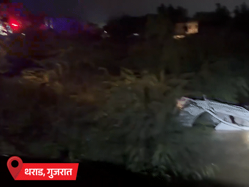 गुरुवार देर रात एक कार पानी में बह गई। अंदर बैठे 6 में से 4 लोगों की मौत हो गई।