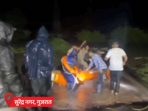गुजरात के सुरेंद्र नगर में NDRF ने बाढ़ में फंसे 67 लोगों का रेस्क्यू किया। उन्हें बोट के जरिए सुरक्षित जगह पहुंचाया।
