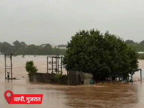 गुजरात के वापी में कई इलाके पानी में डूब गया। बाढ़ के बीच रेस्क्यू टीम हेलिकॉप्टर से निगरानी कर रही है ताकि फंसे हुए लोगों को बचाया जा सके।