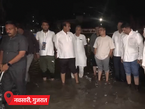 गुजरात के गृह राज्य मंत्री हर्ष संघवी ने पुलिस और सुरक्षा बलों के साथ बाढ़ प्रभावित इलाकों का दौरा किया।