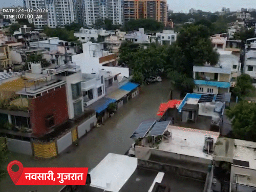 पूरा शहर पानी में डूब चुका है। दुकानें बंद हैं, लोग घरों में रहने को मजबूर हैं।