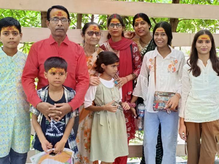 परिवार ने उज्जैन में महाकाल के दर्शन के बाद फोटो ली थी. वे ओंकारेश्वर दर्शन के लिए गए थे