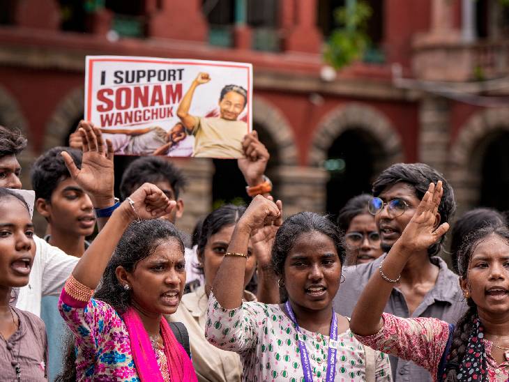तामिळनाडूच्या चेन्नईमध्ये, स्टुडंट्स फेडरेशन ऑफ इंडिया (SFI) च्या प्रेसिडेन्सी कॉलेज युनिटचे सदस्य कॅम्पसमध्ये निदर्शनादरम्यान फलक घेऊन केंद्रीय शिक्षण मंत्री धर्मेंद्र प्रधान यांच्या राजीनाम्याची मागणी करत आहेत. हे आंदोलन NEET पेपरफुटी प्रकरणावरून केले जात आहे.