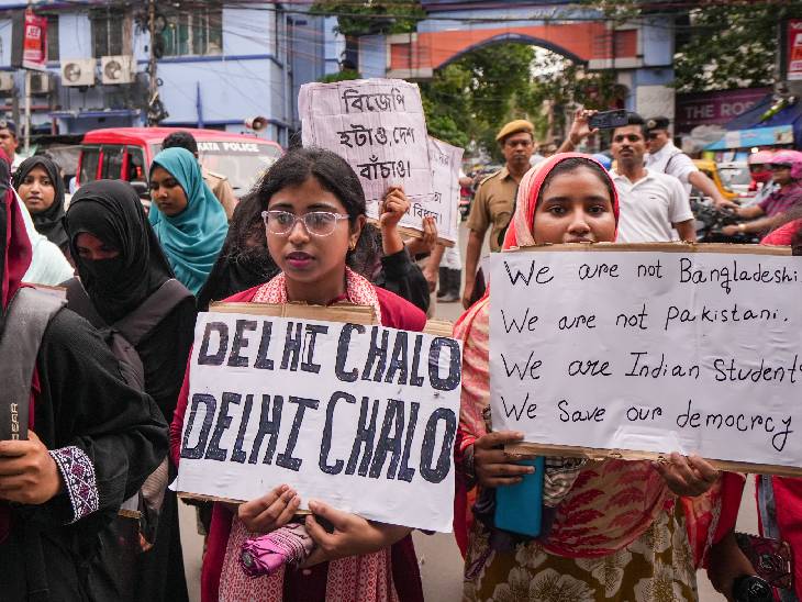 पश्चिम बंगाल के कोलकाता में गुरुवार को पश्चिम बंगाल के कोलकाता में आलिया यूनिवर्सिटी के छात्रों ने विरोध रैली के दौरान प्लेकार्ड दिखाए। वे दिल्ली में 'संसद चलो मार्च' के दौरान छात्रों पर पुलिस की कार्रवाई का विरोध कर रहे थे और NEET पेपर लीक मामले को लेकर केंद्रीय शिक्षा मंत्री धर्मेंद्र प्रधान के इस्तीफे की मांग कर रहे थे।