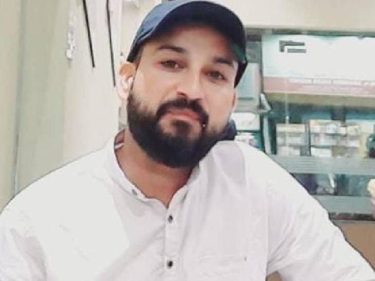 संजय सिंह उर्फ संजू हैवतपुरा गांव का रहने वाला था। वह एक एडवोकेट के यहां मुंशी का काम करता था।