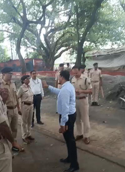 गांधी मैदान में पुलिस अधिकारियों को निर्देश देते पटना जिलाधिकारी।