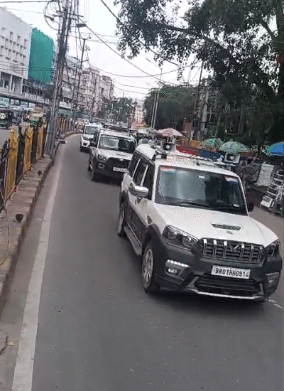 पटना की सड़कों पर पुलिस फ्लैग मार्च कर रही है।