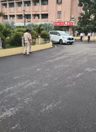 विधायक गाड़ियों से पार्टियों के झंडे हटाकर विधानसभा पहुंचे।
