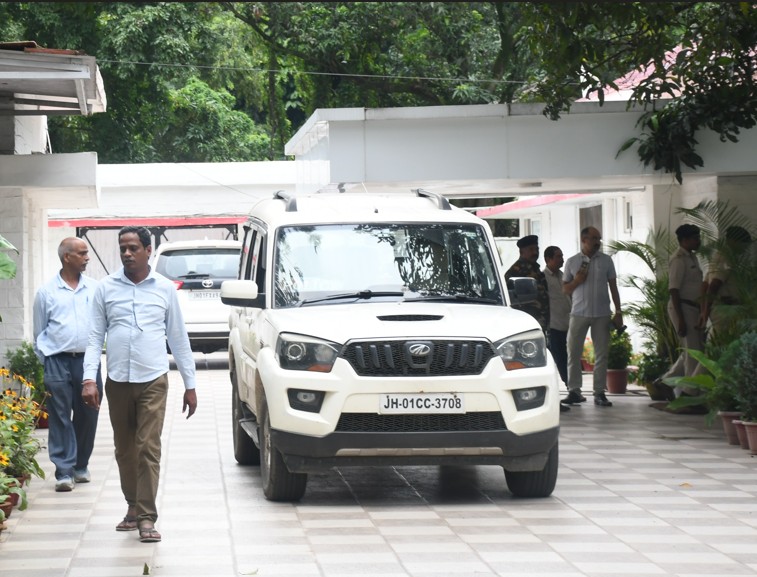 गुरुवार को सीआईडी ने आयोग के पूर्व चेयरमैन एल ख्यांगते के आवास पर छापेमारी की।