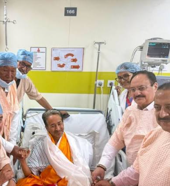 सोनम के अनशन तोड़ने के बाद मौजूद केंद्रीय मंत्री जेपी नड्डा (दाएं, पीछे की तरफ), आगे जितेंद्र सिंह और दूसरी तरफ लद्दाख एपेक्स बॉडी, LAB के नेता।