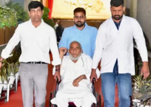16 मार्च 2026 को राज्यसभा चुनाव में वोटिंग के लिए मोहम्मद इलियास यूं व्हीलचेयर पर पहुंचे थे।
