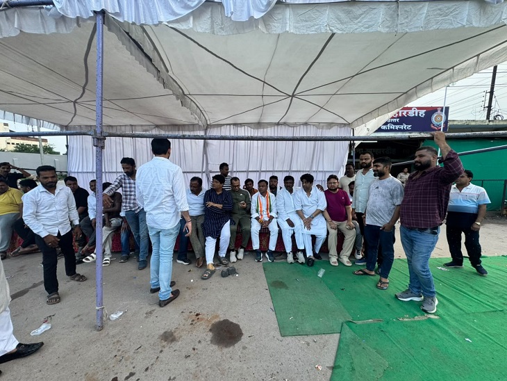 शुक्रवार सुबह भी थाने के सामने ही टेंट लगाकार कांग्रेसी धरना पर बैठे थे।