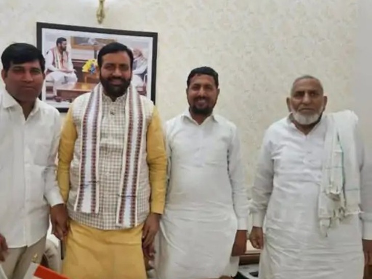 ये तस्वीर राज्यसभा चुनाव की वोटिंग के कुछ दिन बाद की है। तब इलियास अपने पैरों पर खड़े नजर आए और सीएम नायब सैनी से मुलाकात की।