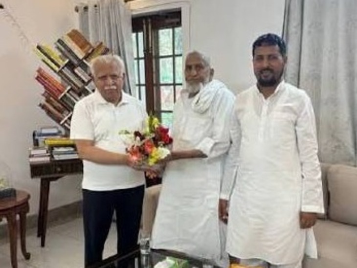 कांग्रेस विधायक मोहम्मद इलियास दिल्ली में मनोहर लाल खट्टर से भी मुलाकात कर चुके हैं। उनकी यह तस्वीर वायरल हुई थी।