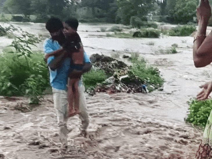 लोगों ने बच्चे को बहता हुआ देख तुरंत उसे बचाया।