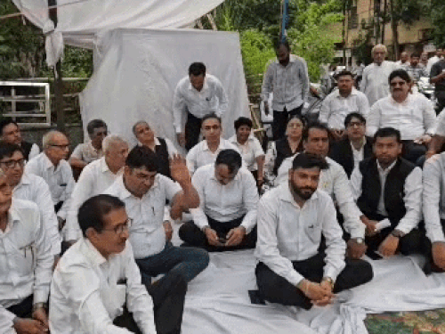 लाठीचार्ज के विरोध में की नारेबाजी; रोहतक में डीसी को दी शिकायत|रोहतक,Rohtak - Dainik Bhaskar