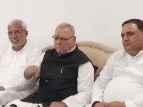 रोहतक में पत्रकारों से बात करते कांग्रेस के पूर्व गृह मंत्री सुभाष बतरा। - Dainik Bhaskar