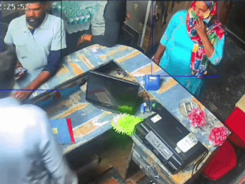 कोटकपूरा के मुक्तसर रोड स्थित वह होटल में चेक इन करते हुए महिला और उसका बॉयफ्रेंड।