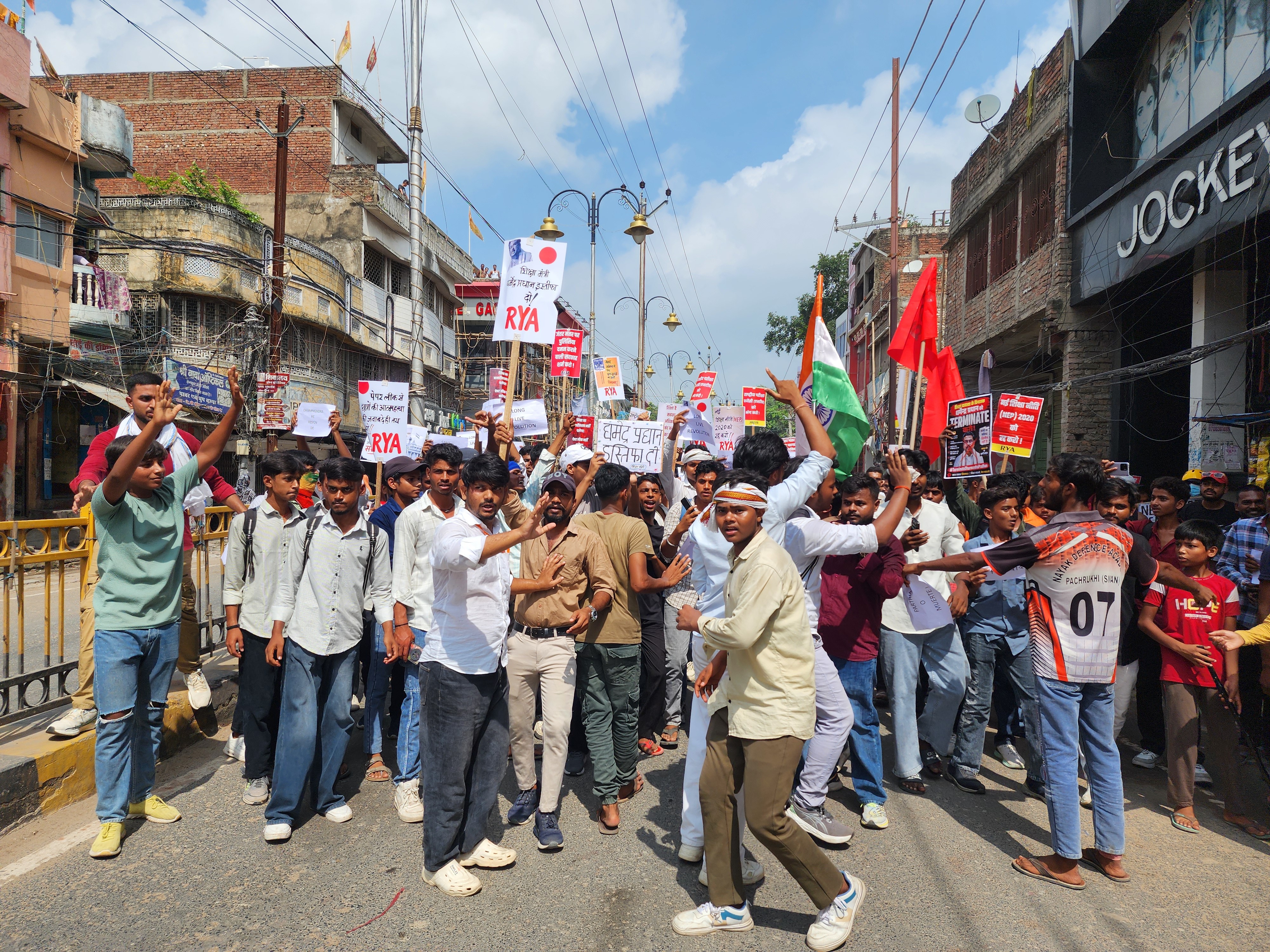 प्रशासन को देखकर अलर्ट हो रहे छात्र।