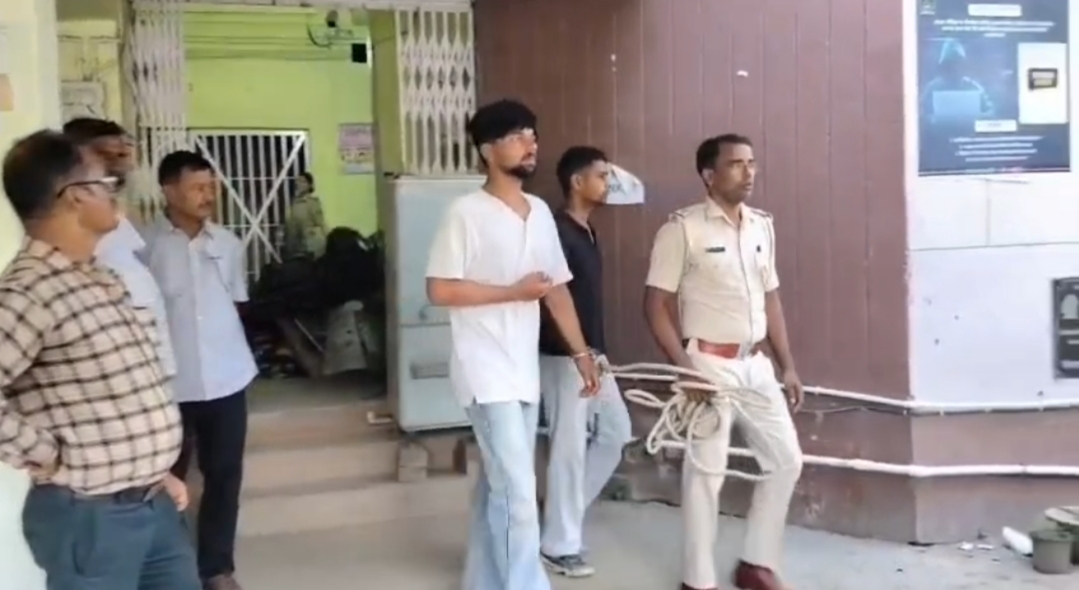 न्यायिक हिरासत में भेजा गया।