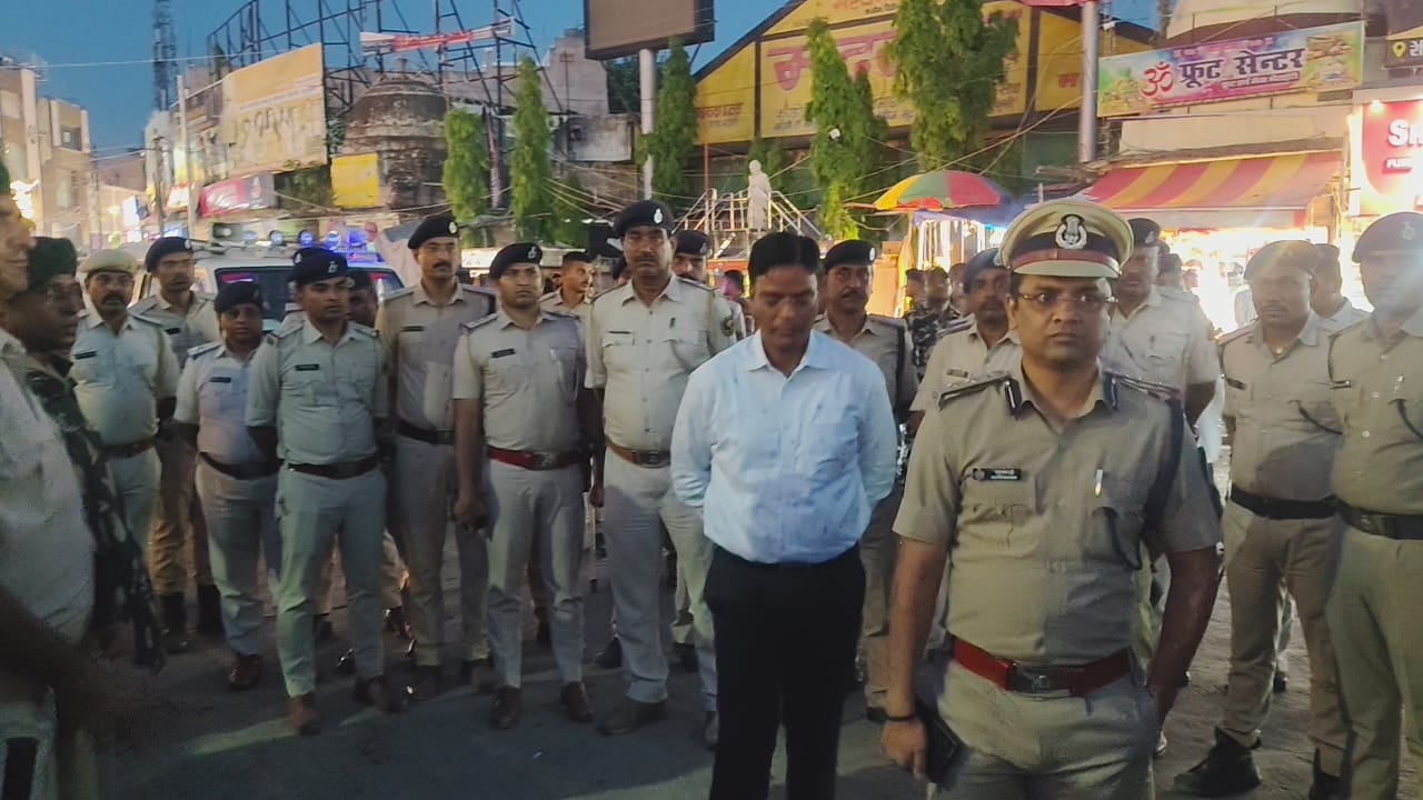 फ्लैग मार्च करते DM-SSP।