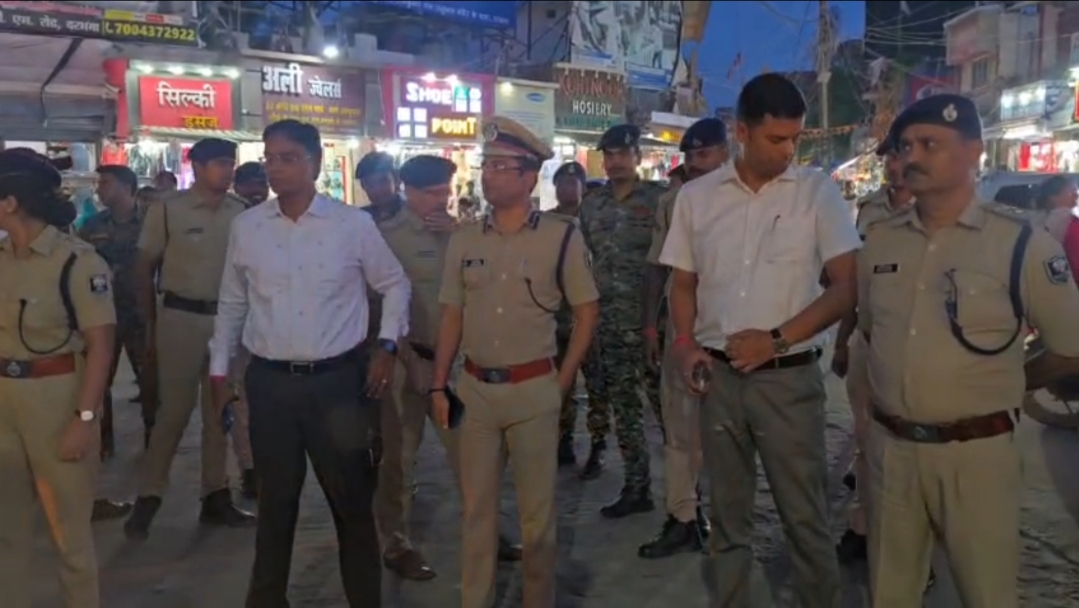 फ्लैग मार्च में शामिल अधिकारी।